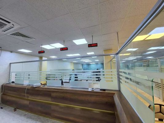 Quiosque de Bilhetes de Fila com Ecrã Tátil e Impressora Térmica Integrada para Soluções Automáticas de Filas em Diversos Ambientes de Negócios